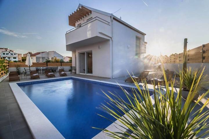 Villa pour 8 personnes, avec piscine et terrasse à Brodarica - 3