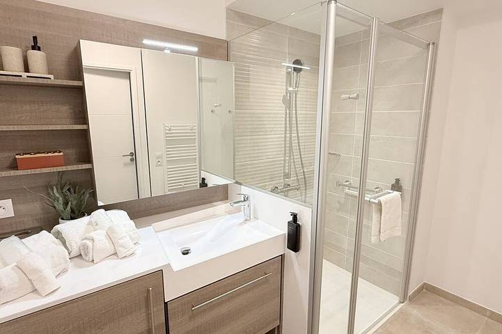 Entire apartment, Apartment-Superior-Ensuite with Shower in Aubenas, Ardèche