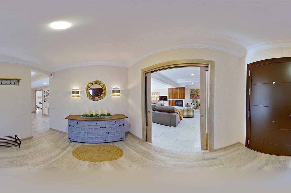 Casa con salón-comedor con chimena, cocina completamente equipada, baño movilidad reducida. in Zarzalejo, Provincia de Madrid