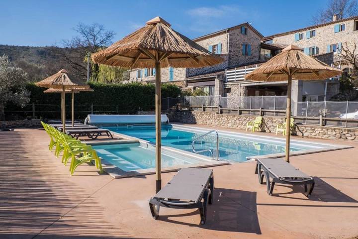Location de vacances pour 2 personnes, avec jardin et bassin pour enfant ainsi que piscine et vue, animaux acceptés à Joyeuse - 2
