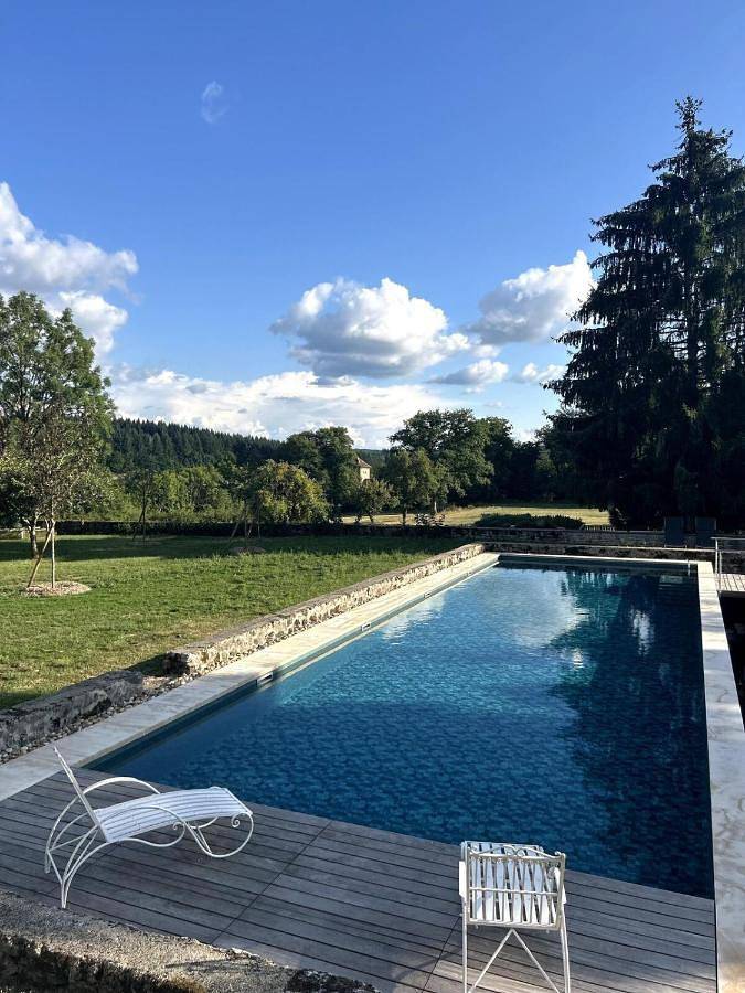 Gîte pour 4 personnes, avec piscine ainsi que jardin et vue à Magny
