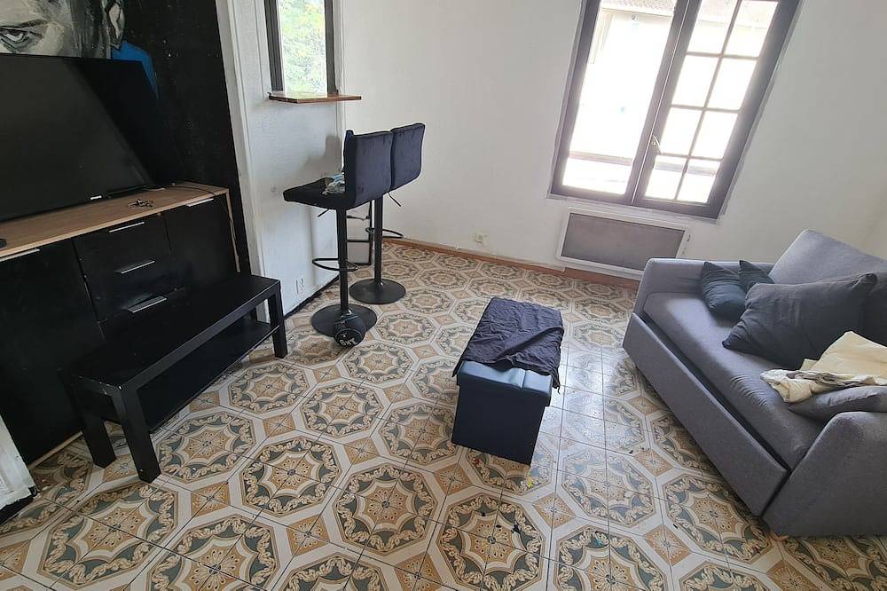 Appartement entier, Studio  d'artiste plus place de parking in Sarcelles, Val-d'Oise