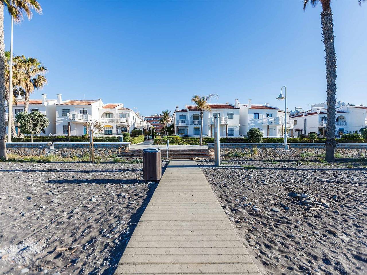Casa en Algarrobo con 4 habitaciones, aire acondicionado y Wifi in Playa de Mezquitilla (Algarrobo), Algarrobo