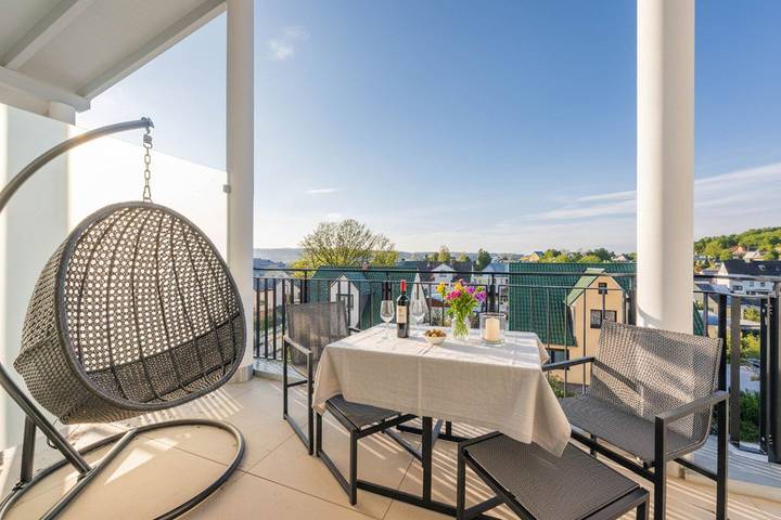 Ganze Wohnung, Villa Kamadori 07: Stilvolle Ferienwohnung mit Balkon, 150 m zum Strand in Drei Kaiserbäder, Heringsdorf