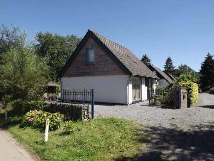 Location de vacances pour 6 personnes, avec Terrasse ainsi que Jardin et Piscine à Manhay
