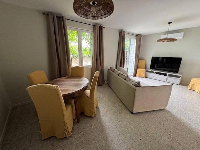 Two-Bedroom House in Sauveterre, Région de Nîmes
