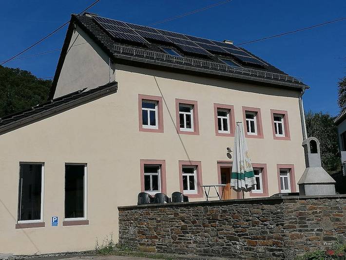 Ferienhaus für 21 Personen, mit Balkon/Terrasse und Terrasse in Zweifelscheid