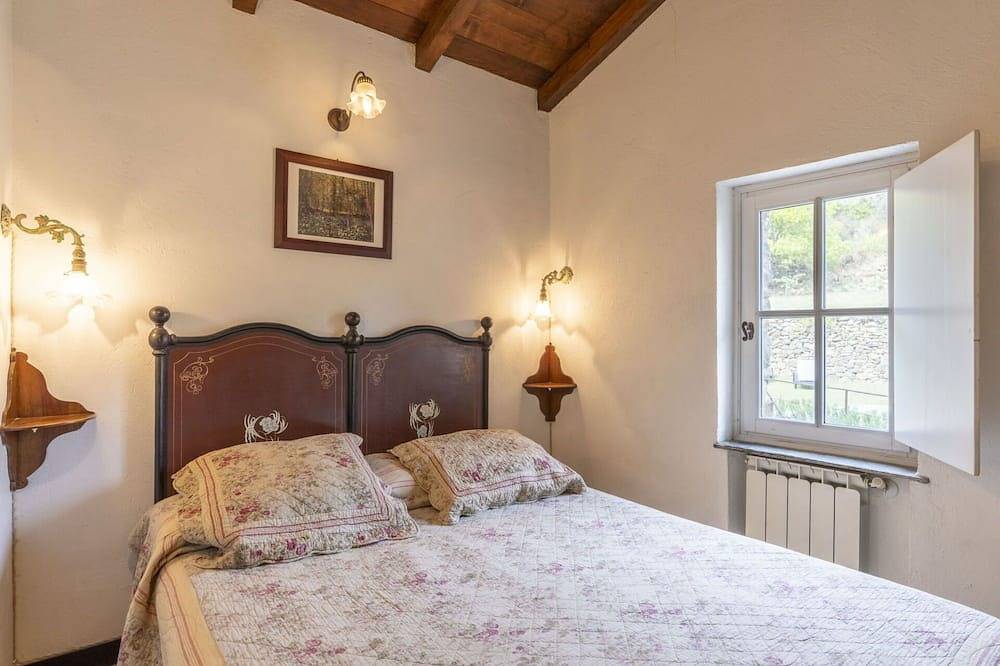 Preciosa casa de vacaciones privada con patio, mascotas permitida y vista panorámica in Pantai (Costarainera), Costarainera