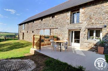 Location de vacances pour 4 personnes, avec piscine et terrasse ainsi que vue et jardin à Saint-M'Hervé