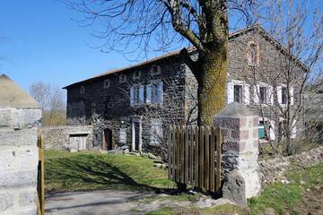 Gîte pour 4 personnes, avec jardin à Arlempdes