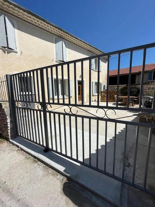 Location de vacances pour 8 personnes, avec vue et terrasse à Saint-Geniès-de-Comolas - 4