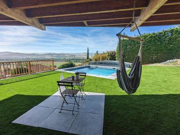 Gîte pour 5 personnes, avec piscine ainsi que vue et jardin à Mirefleurs