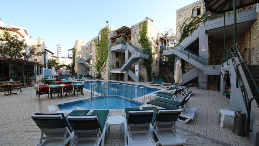 Appart’hôtel pour 4 personnes, avec jardin ainsi que vue et piscine