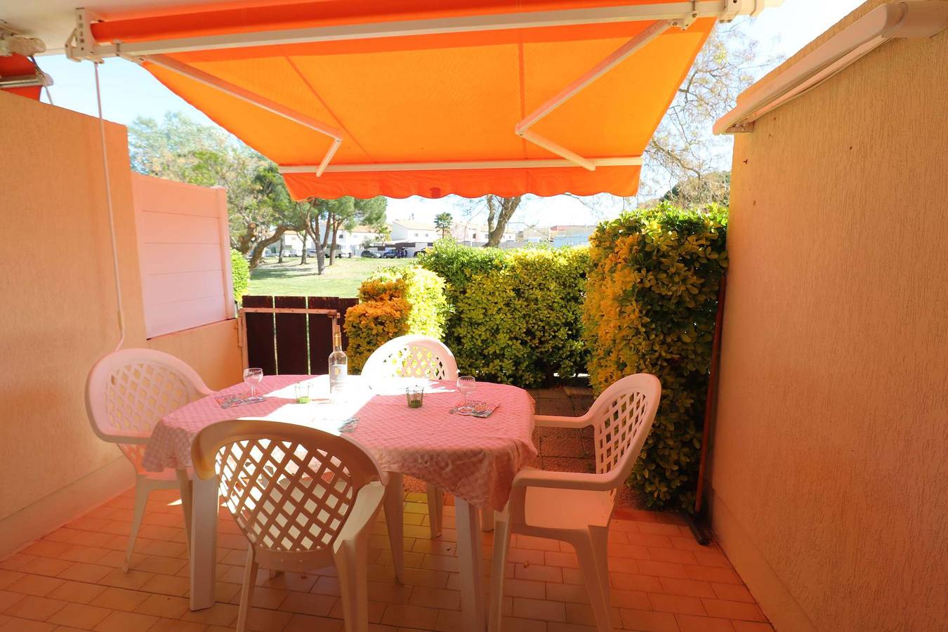 Appartement de vacances entier, 2 pièces cabine rez de jardin parking in Le Grau-du-Roi, Côte d'Améthyste