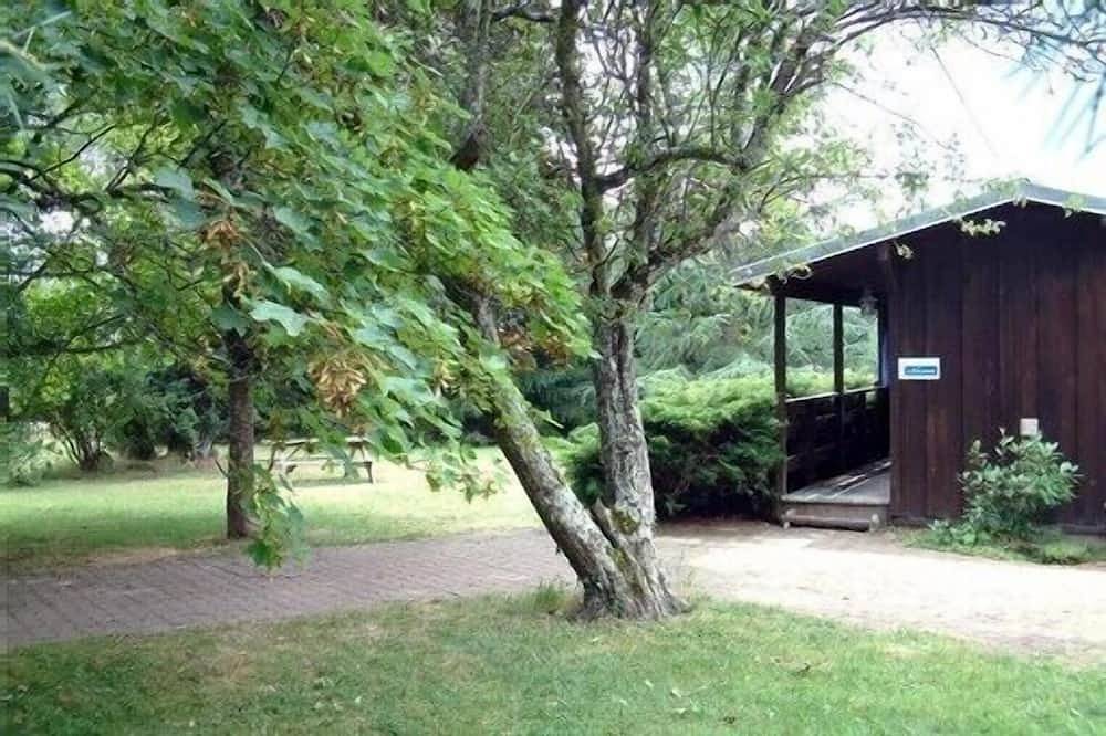 Chalet indépendant ,parc arboré 1500 m2, piscine chauffée.animaux  acceptés in Vallière, Parc Naturel Régional de Millevaches en Limousin
