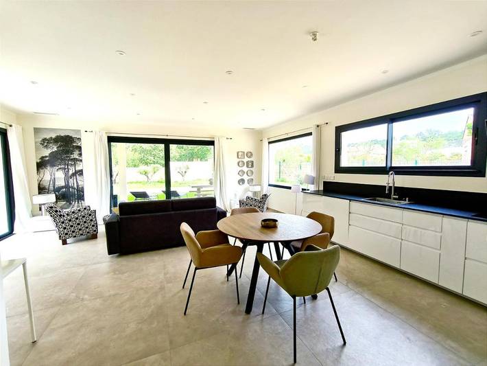 Location de vacances pour 6 personnes, avec vue ainsi que jardin et piscine à Fontarèches - 3