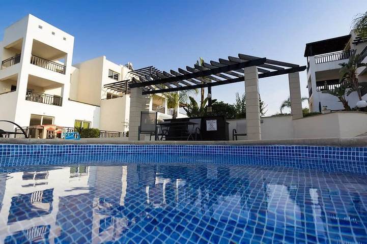 Appartement de vacances pour 2 personnes, avec balcon ainsi que jardin et piscine