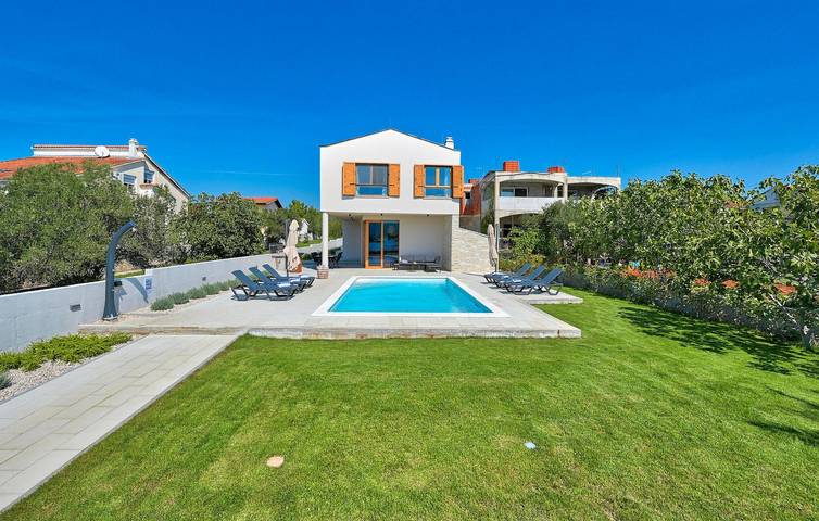 Geräumige 2-Zimmer-Wohnung mit Pool und Terrasse, 1 km vom Strand entfernt in Općina Sveti Filip i Jakov, Zadar