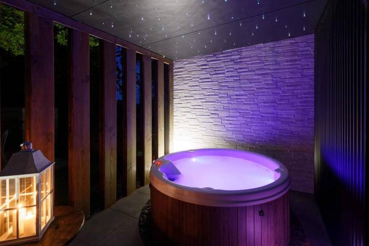 Location de vacances pour 2 personnes, avec Terrasse et Jacuzzi à Sizun