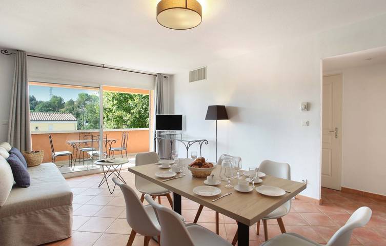 Vacation rental for 8 people, with balcony and pool in Southern France