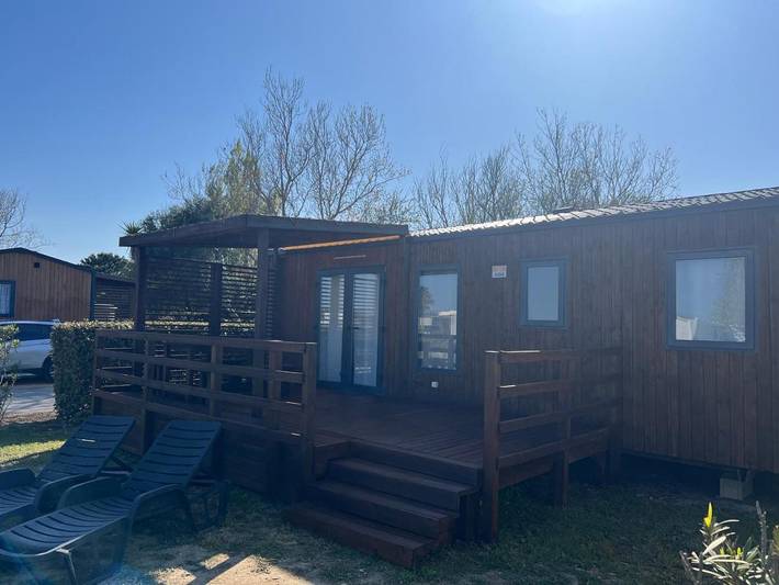 Camping pour 6 personnes, avec vue et jardin ainsi que bassin pour enfant et piscine
