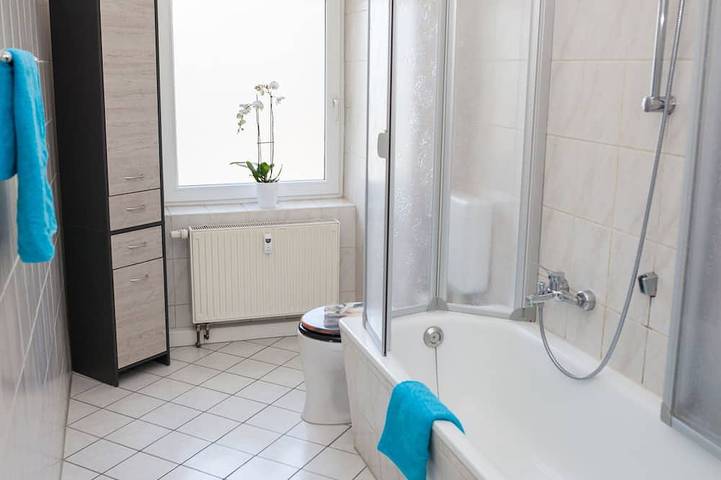 Ganze Wohnung, 2 Zimmer Fewo, Küche, Bad, Balkon, Kabel-Tv, Wlan, ruhig - Nähe Innenstadt in Leipzig-Ost, Leipzig