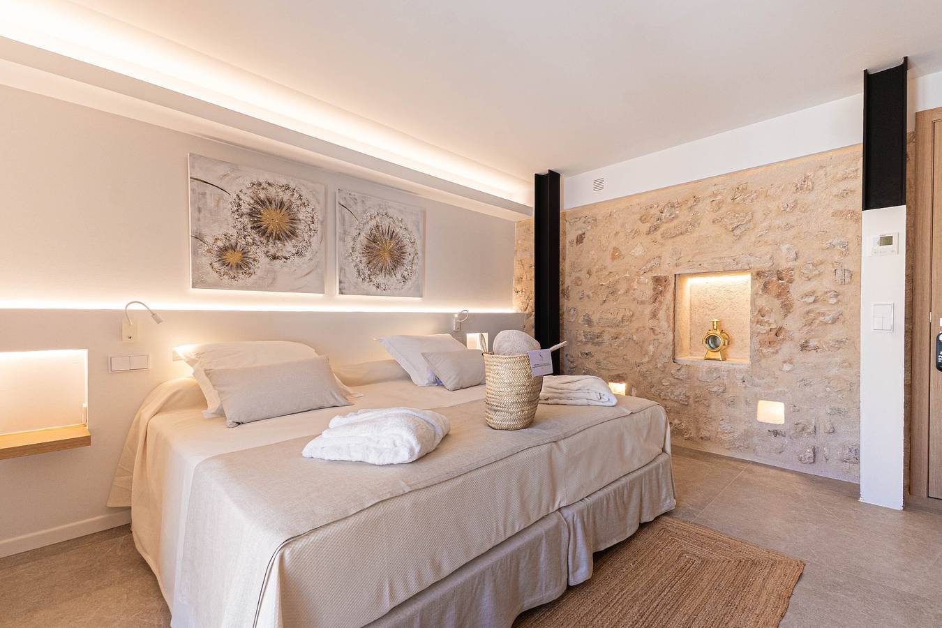 Apartment '103 - Double Room with Balcony', Mountain Views, Wi-Fi and Air Conditioning in Capdepera, East Majorca