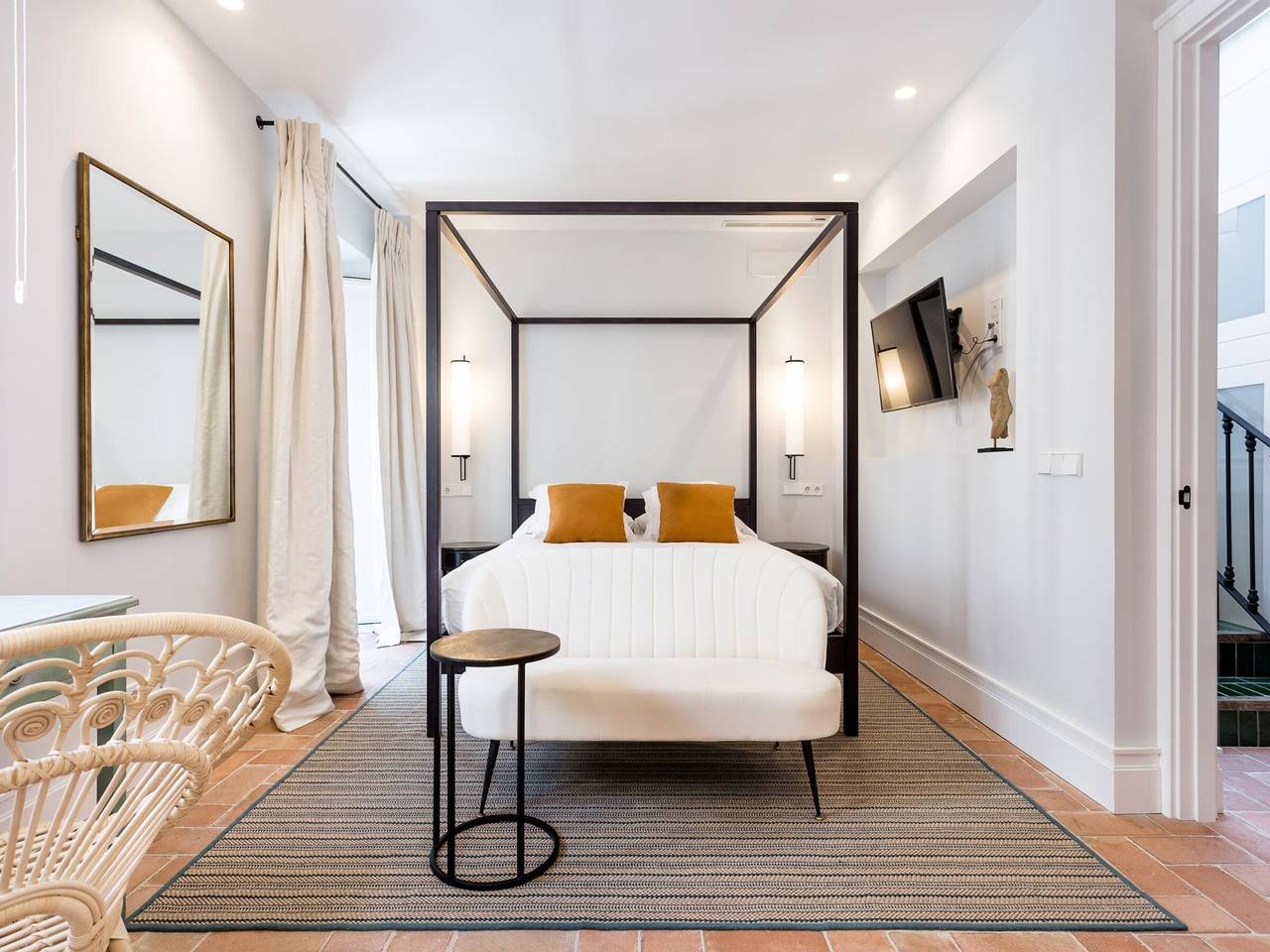 Elegant House in Central Seville with Private Lift, Rooftop Terrace & Luxury Amenities in Casco Antiguo, Sevilla