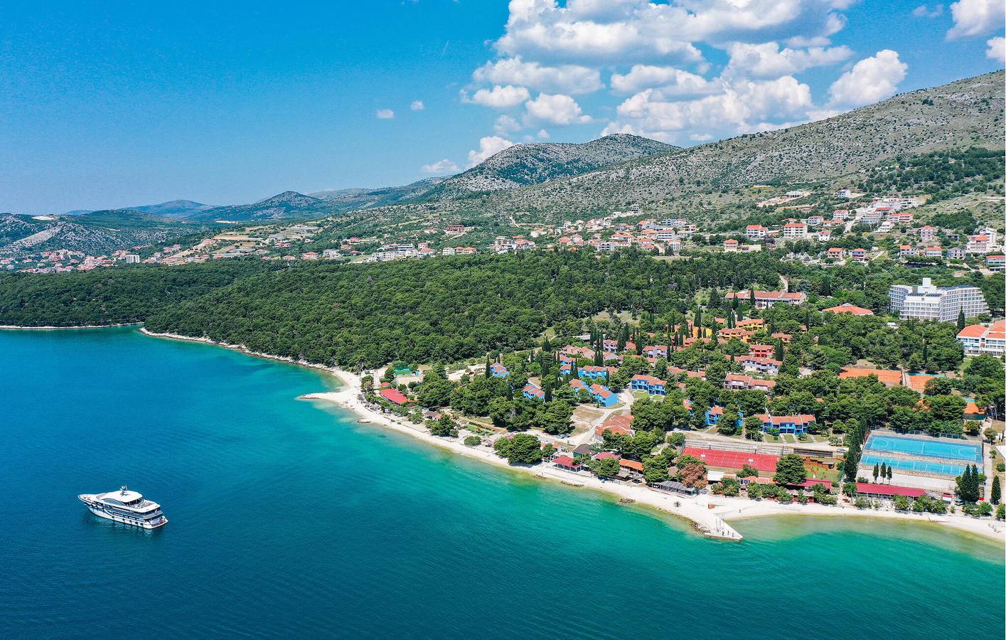 Ganze Ferienwohnung, Familienfreundliches Apartment mit Pool, Küche und WLAN in der Nähe des Strandes Stari Porat in Seget Vranjica, Split-Dalmatien