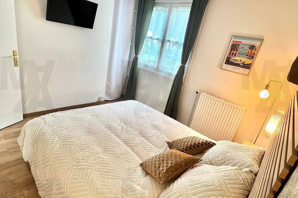 Entire apartment, ☀ Cuban Charm • 2 Bedrooms • Private Parking • Near Train Station ❤ in Cergy, Val-d'Oise