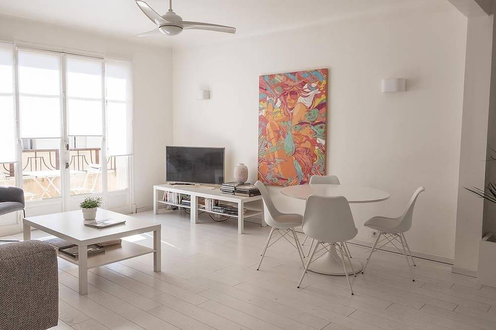 Appartement entier, New ! 2 Pieces Design,  Centre ville, 200 m plages, climatisé in Menton, Région de Nice