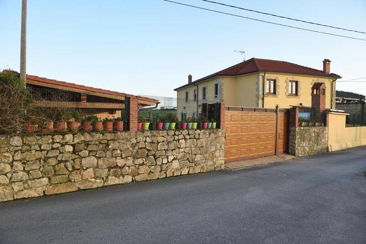 Apartamento para 4 personas, con Terraza y Jardín además de Piscina y Vistas en Mogro