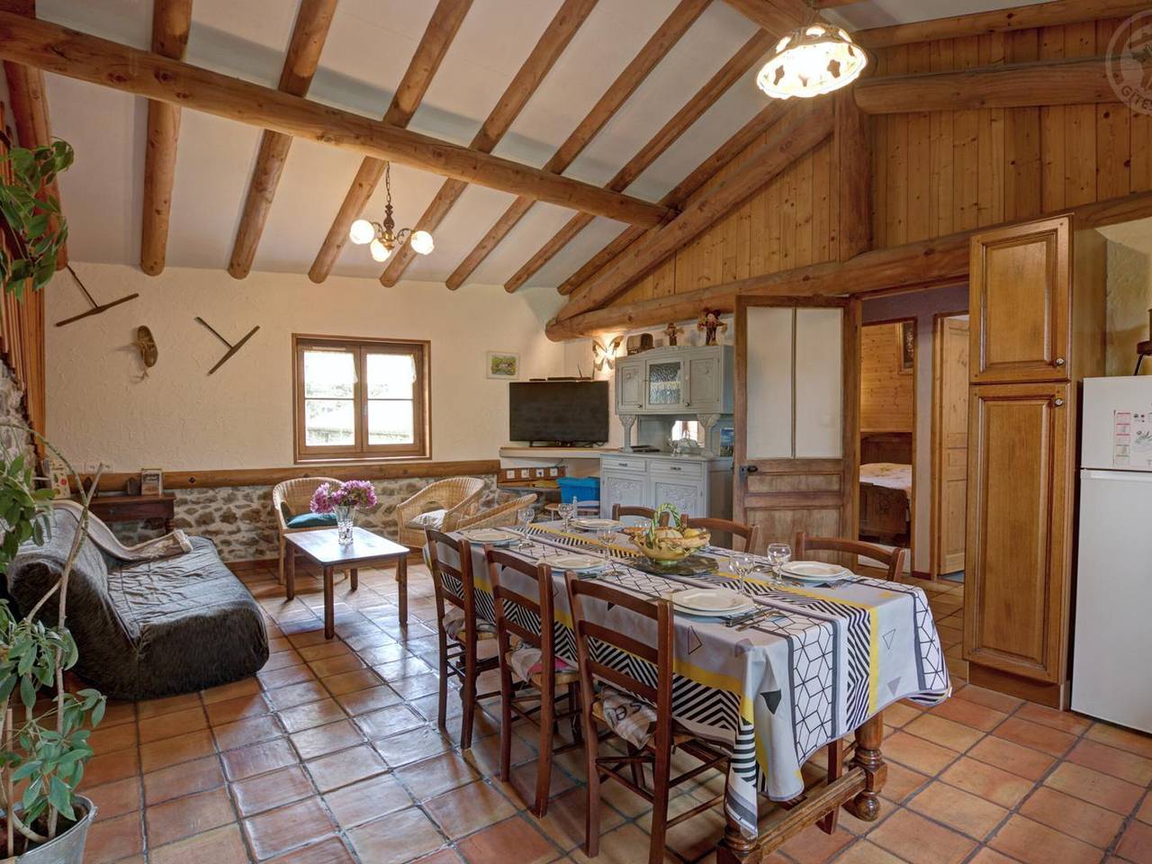 Casa Rural Ecológica a 10 min de Pistas con Wi-Fi y Entorno Tranquilo in Chalmazel, Montbrison