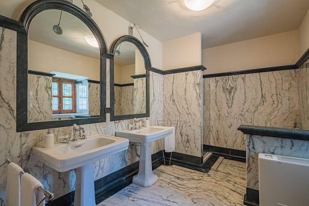 Convento La Perla - an old renovated private villa with swimming pool in Carrara in Carrara, Italienische Riviera