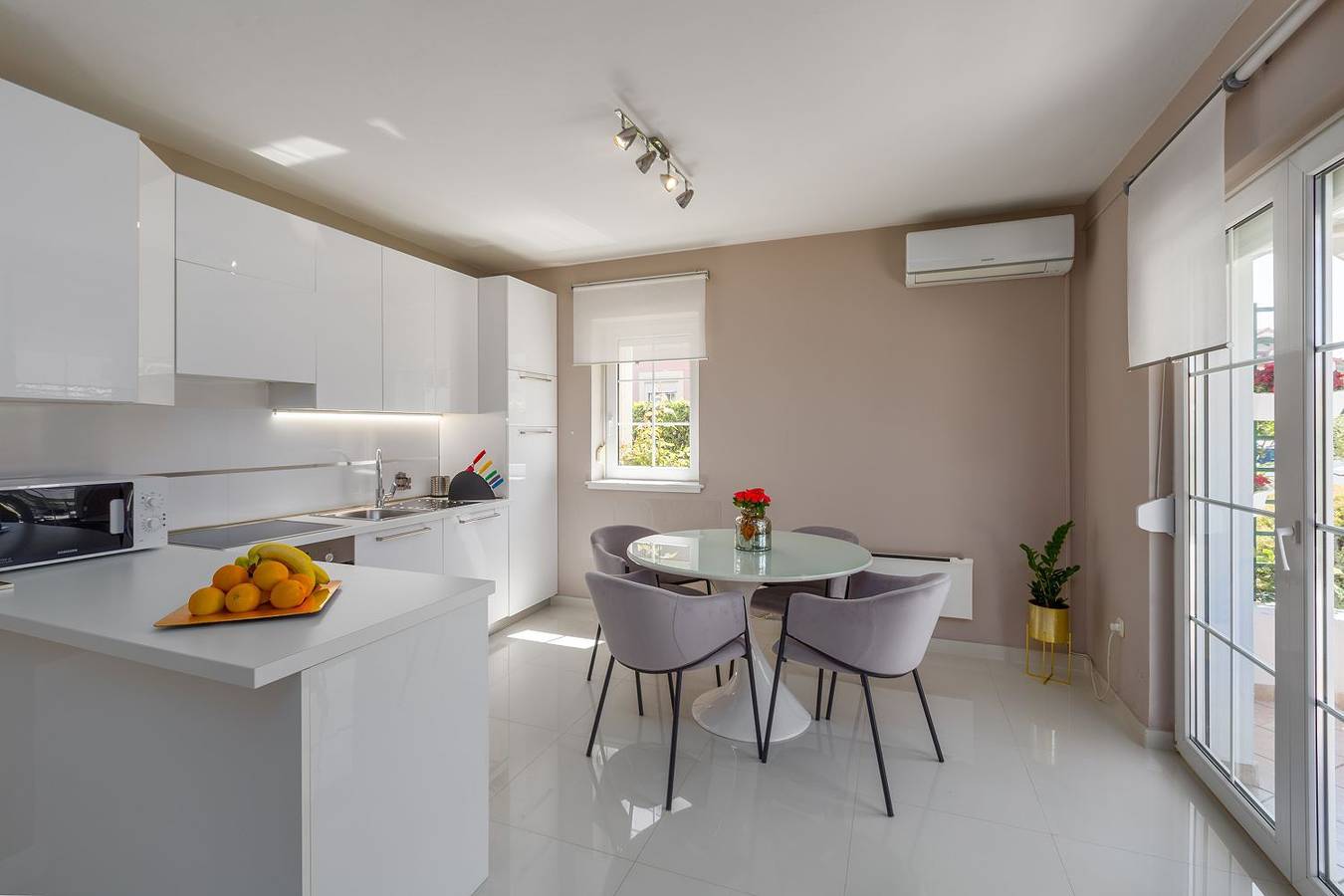 Hel lägenhet, Lichtdurchflutetes Apartment nur 500 Meter zum Strand mit privater Terrasse in Funtana, Vrsar-Funtana