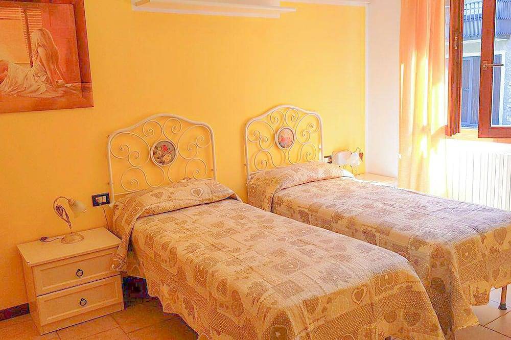 Ganze Wohnung, Geschmackvoll möblierte 3-Zimmer-Wohnung in direkter Seelage mit Pool und Privatstrand in Lezzeno, Comer See