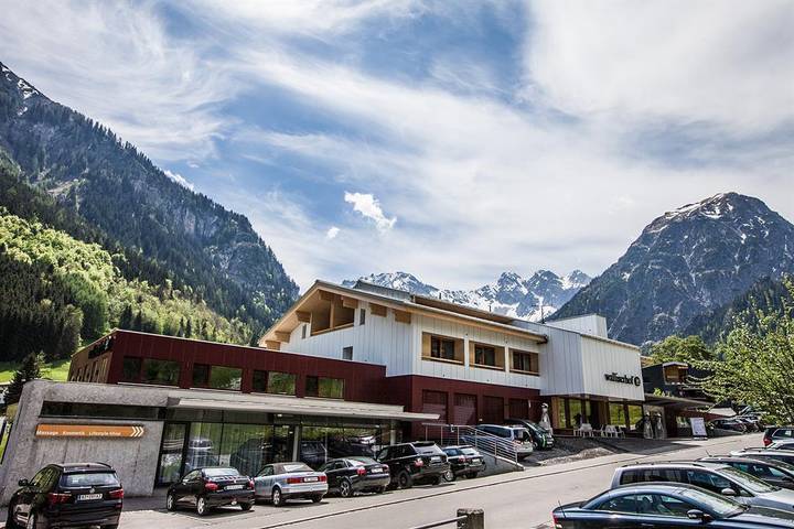Hotel for 3 people, with Terrace and Hot tub as well as Yard and Pool in Brand