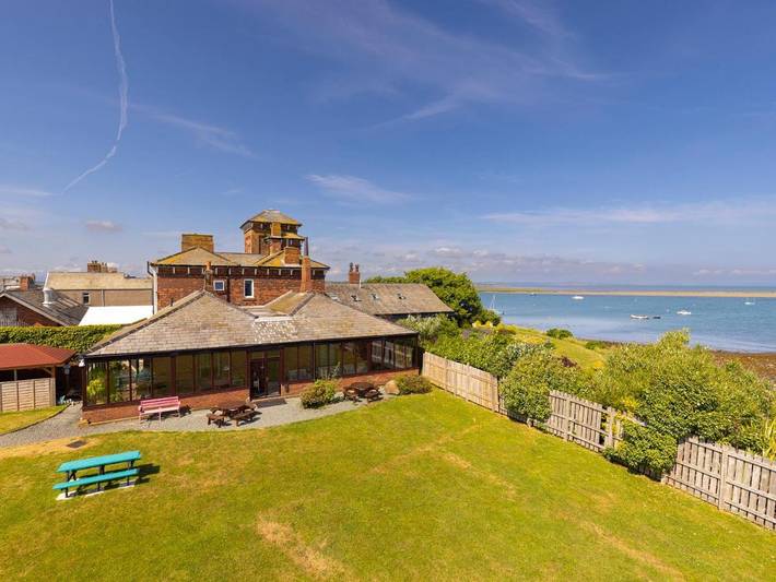 Holiday rental for 16 people, with garden and hot tub as well as sauna in Barrow-in-Furness