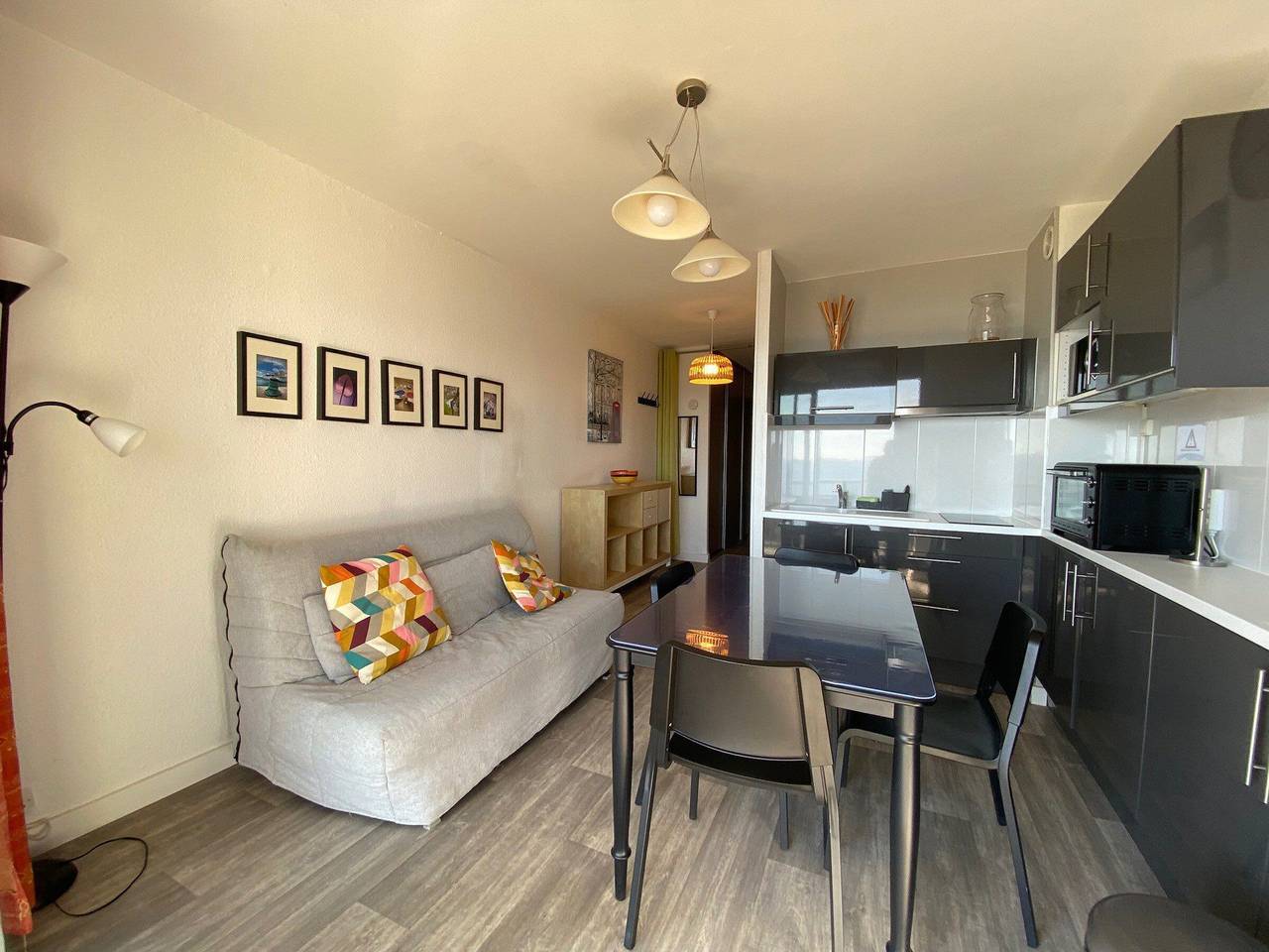 Entire studio, Bright apartment facing Étang de Thau - pets allowed, air conditioning in Balaruc-les-Bains, Côte d'Améthyste