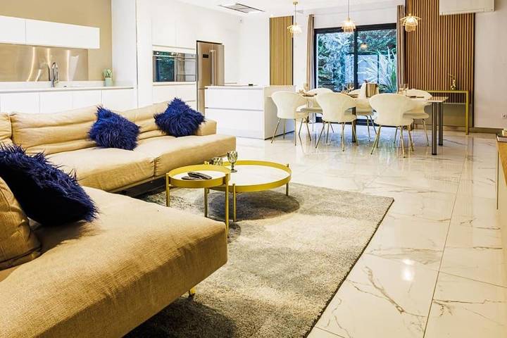 Location de vacances pour 8 personnes, avec terrasse ainsi que piscine et vue, animaux acceptés dans Aéroport Lyon Saint-Exupéry - 3