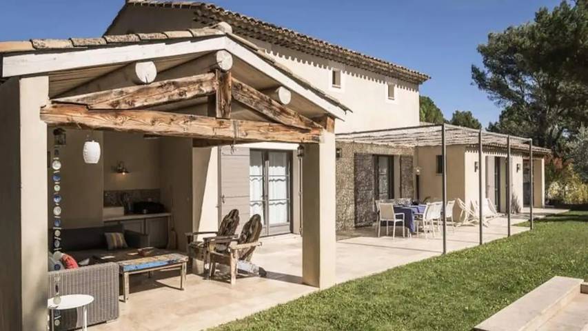 Gîte pour 9 personnes, avec Terrasse ainsi que Jardin et Piscine à Lourmarin - 3