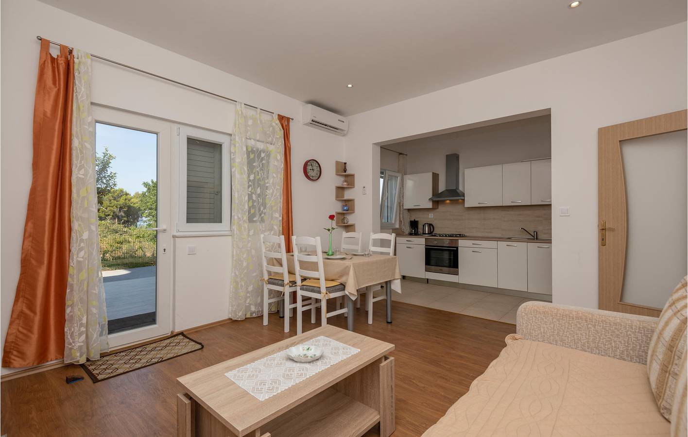 Appartement de vacances entier, Charmant appartement avec terrasse, à proximité de Makarska et de la côte in Makarska, Makarska riviera