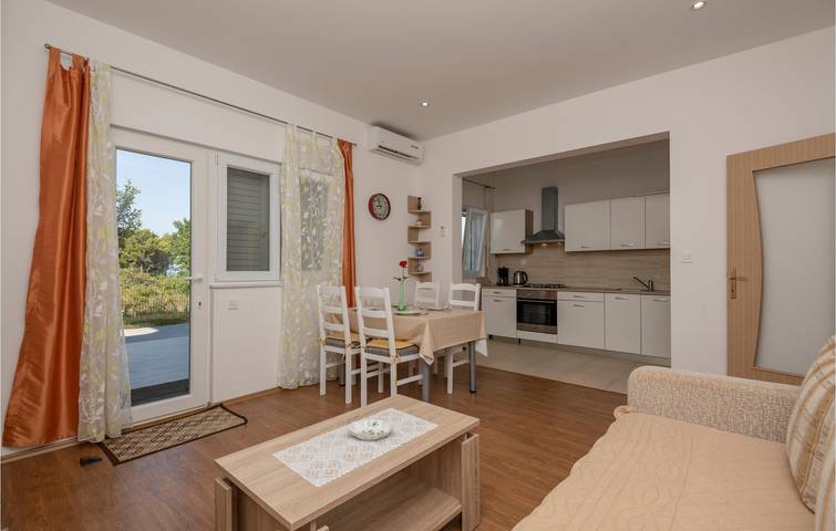 Ganze Ferienwohnung, Charmantes Apartment mit Terrasse, in der Nähe von Makarska und der Küste in Makarska, Makarska Riviera