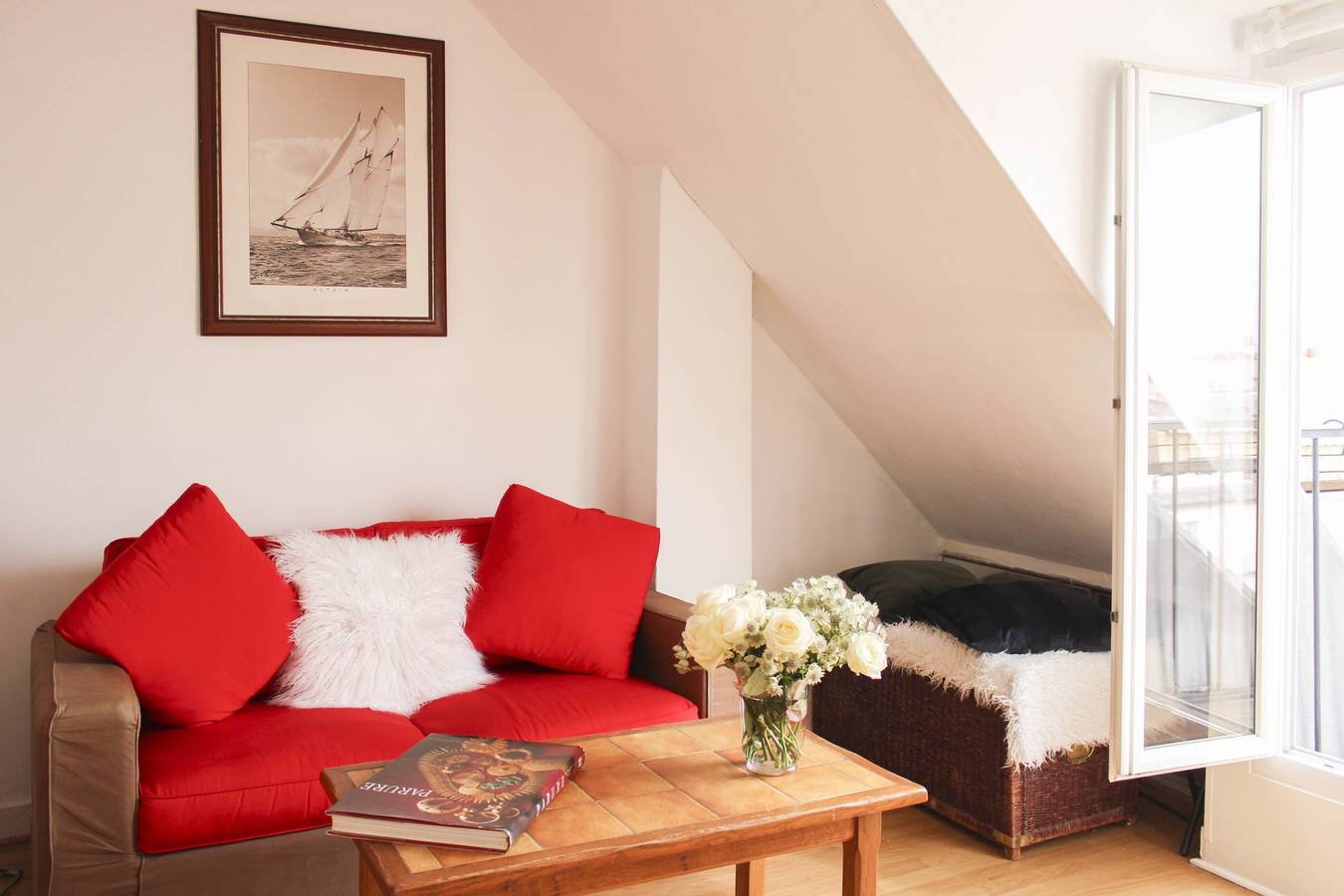Appartamento intero, Apartment with balcony under the roofs of Paris in 3rd Arrondissement, Parigi