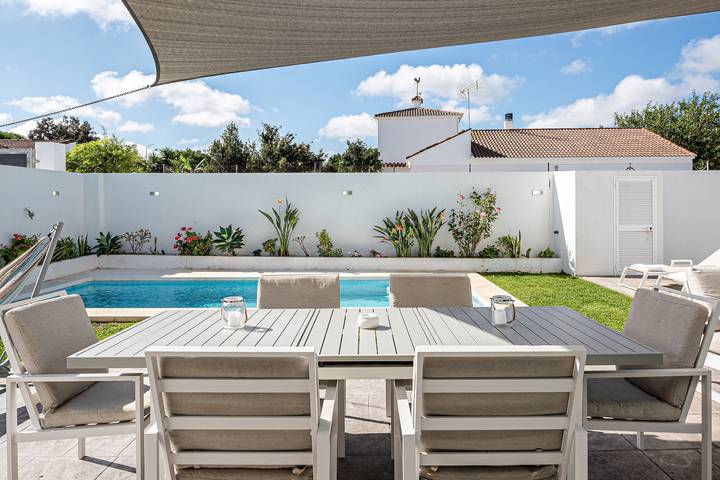 Villa 'Chill Out Of City' mit privatem Pool, Wlan und Klimaanlage in Pago del Humo, Chiclana de la Frontera