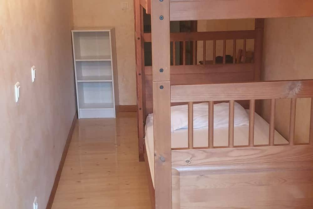 Appartement entier, Gîte  4 pers au calme en campagne, commodités 5 min à pied., piscine et+ in Maubec, Parc naturel régional du Luberon
