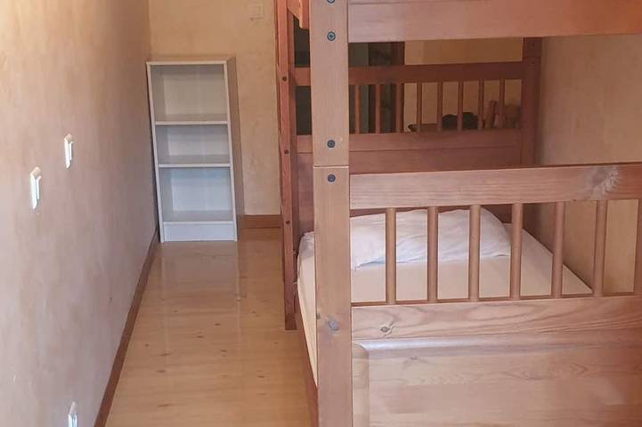 Ganze Wohnung, Quiet 4-person vacation rental in the countryside, with amenities just a 5-minute walk away, a pool, and more in Maubec, Regionaler Naturpark Luberon