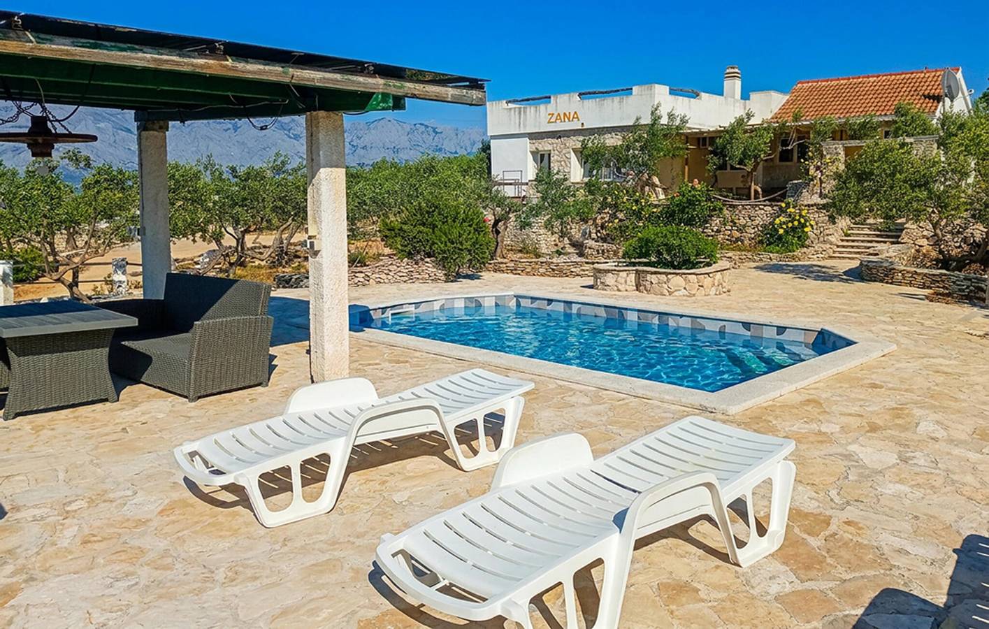 Charmante Unterkunft, 2 km vom Strand entfernt: 1-Zimmer-Wohnung mit Pool, WLAN und Parkplatz in Povlja, Brac