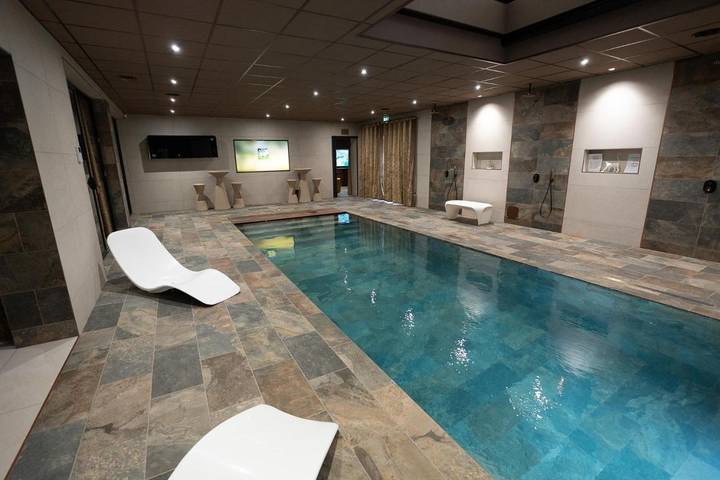Chambre d’hôte pour 4 personnes, avec Terrasse et Jacuzzi ainsi que Jardin et Piscine dans Chagnon