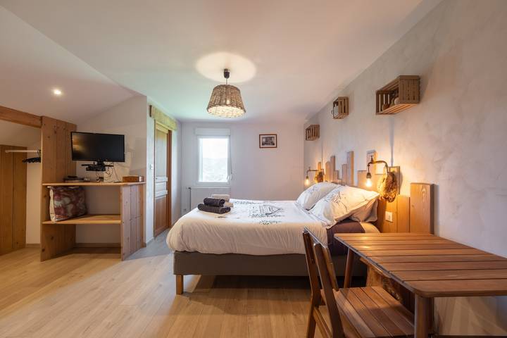 Chambres d'hôtes Nos Racines - Le Tson: Habitación con espacio de trabajo, salón y cocina compartida in Saulxures-sur-Moselotte, Parque natural regional de los Ballons des Vosges